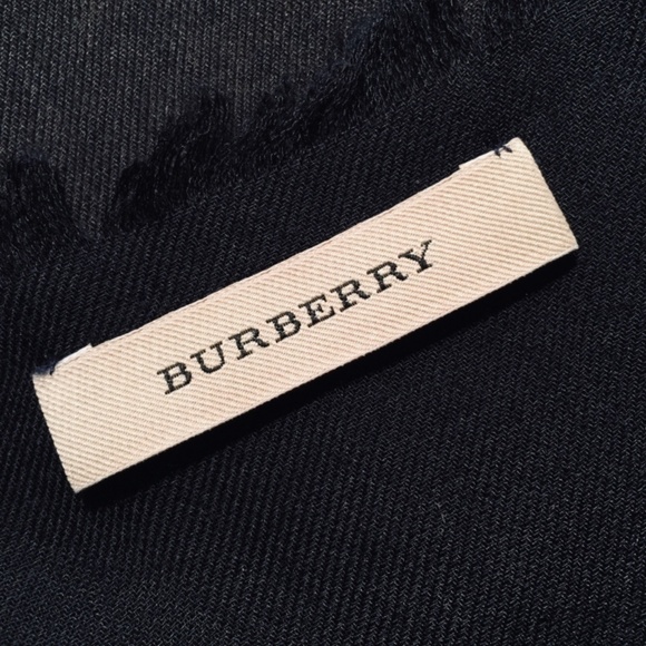 BURBERRY BRIT NWOT 100% AUTHENTIC LOGO SIlk Fringed Coat Scarf, Navy, One Size - Picture 2 of 4